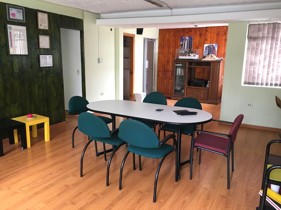 Amplia sala para reuniones pequeñas o adaptable para conferencias de hasta 50 personas.