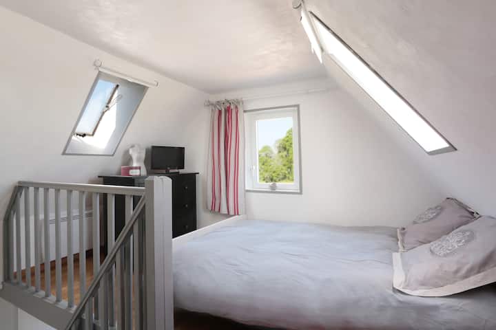 ห้องนอนที่ 3 สื่อสารผ่านประตูไปยังห้องนอนที่ 2
คุณมีห้องน้ำและห้องสุขาส่วนตัว แต่คุณต้องลงบันได