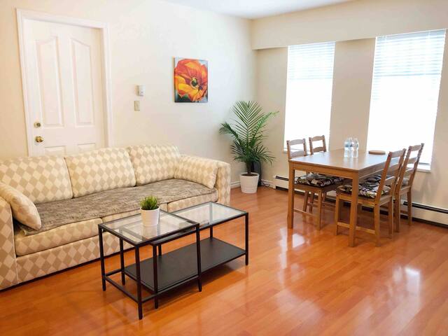 Clean Family Home Central Near Downtown & Airport gallery image 3