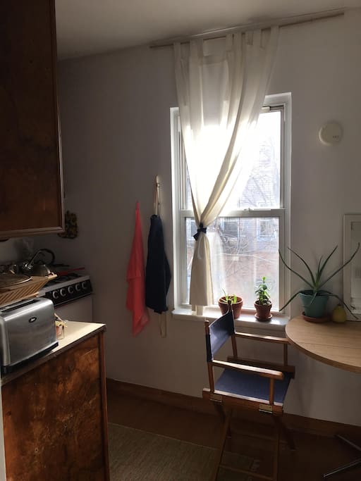 Kitchen w/ table & chairs.