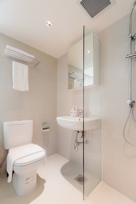Rain shower Bathroom with shower gel and shampoo provided