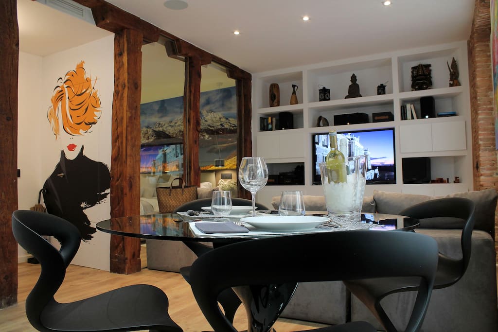 ILAIA es un apartamento abierto IDEAL PARA DISFRUTAR EN PAREJA, por sus posibilidades, que puedes explorar a lo largo de todas sus fotos. Su especial disposición se presta a experimentar momentos inolvidables.
Los límites los pones tú.