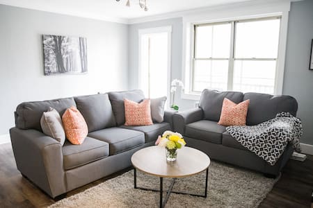 17-F.  Close to hospitals/Marta King Bed! Balcony.