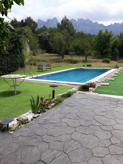 Piscina con el mirador de Montserrat