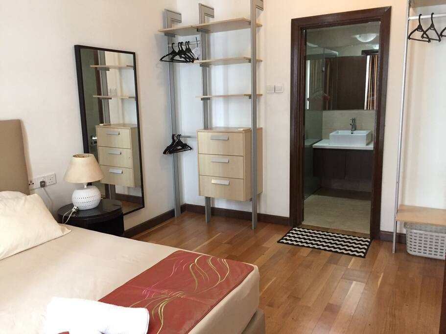 King sized bed with ensuite bathroom