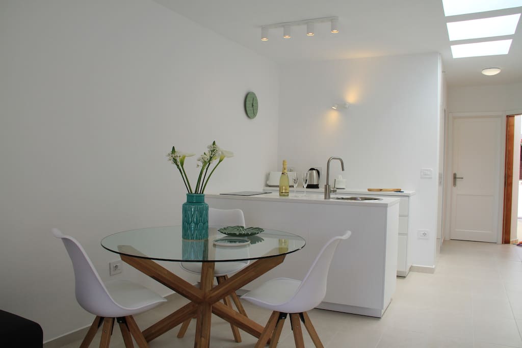 Zona living con tavolo da pranzo e ampia cucina