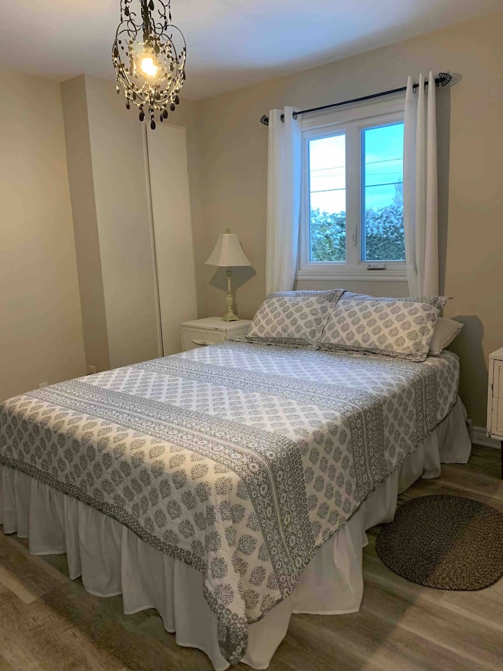 Dhomë gjumi master duke përfshirë një krevat dopio "queen"!