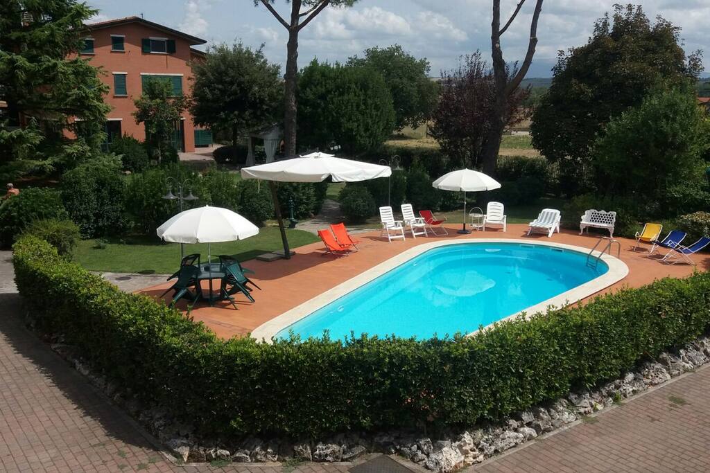 piscina e giardino a disposizione degli ospiti