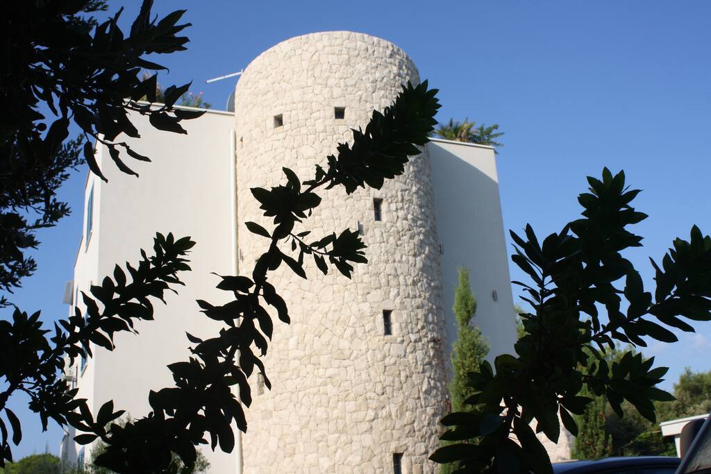 caratteristica torre in pietra