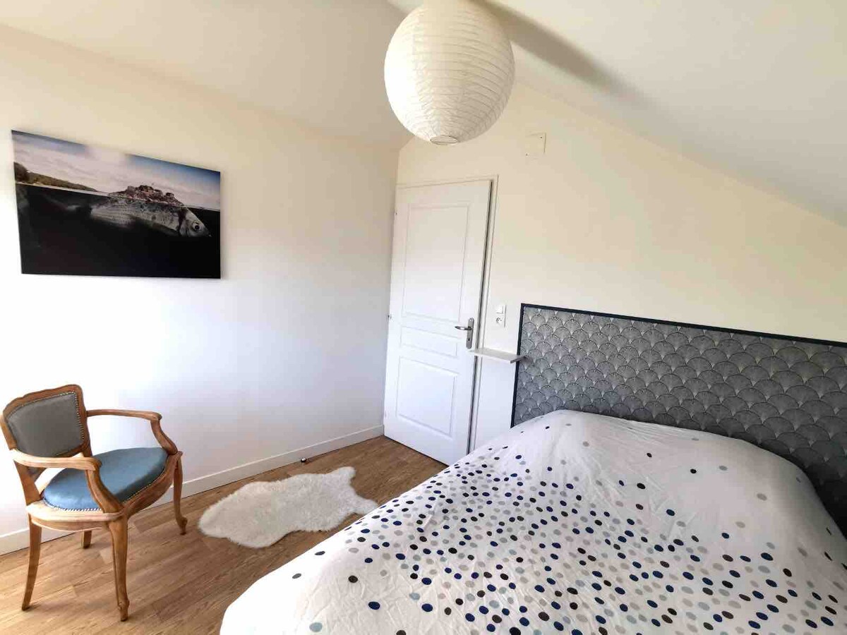 Spavaća soba s bračnim krevetom i ormarom