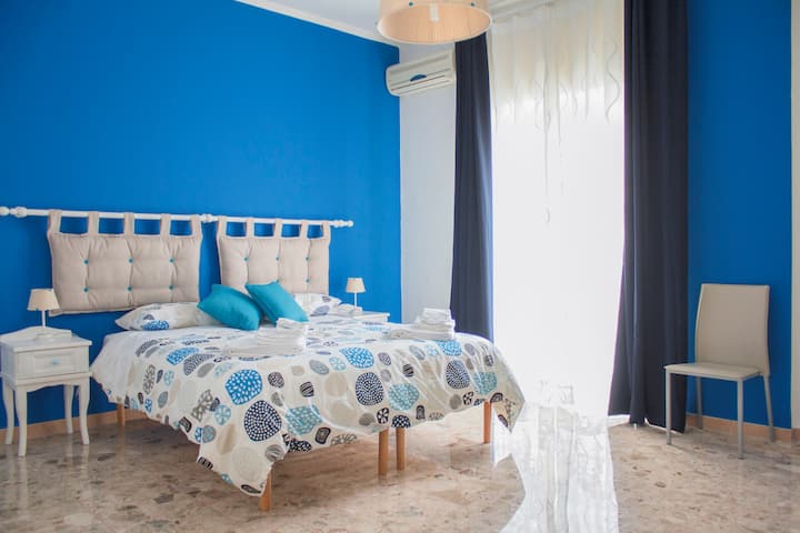 蓝色卧室配有双人床，可分为两张单人床。