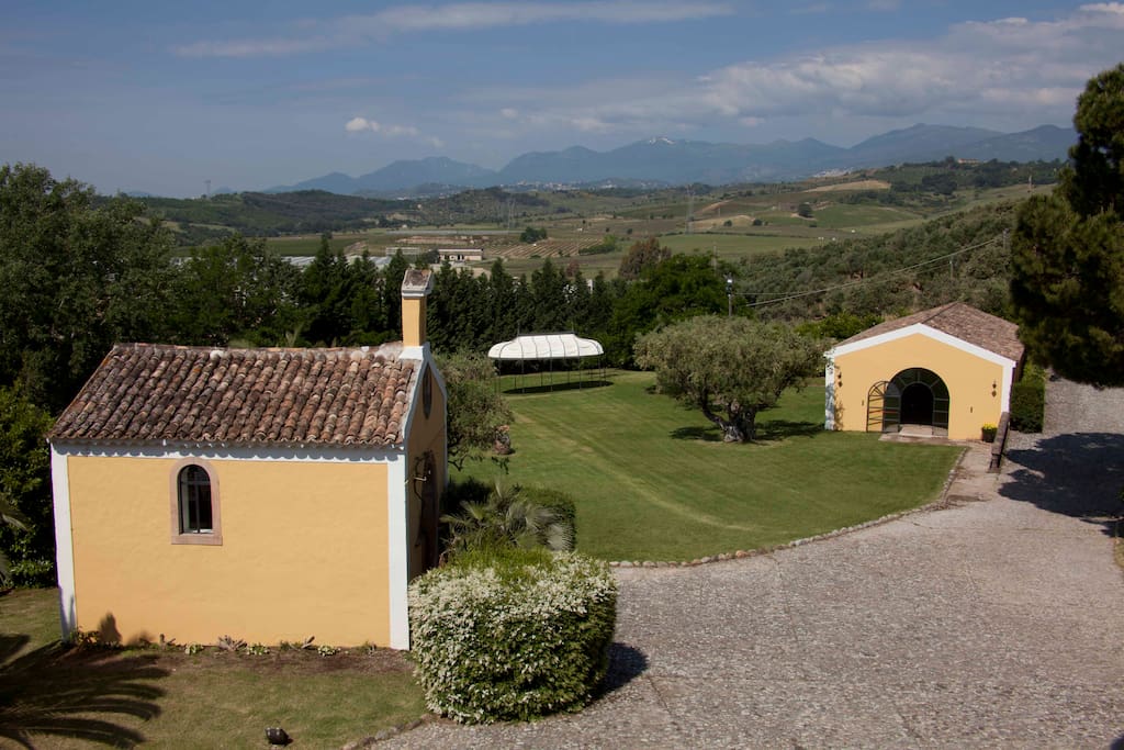 Veduta dei Giardini con Chiesetta e Ristorante la Voliera