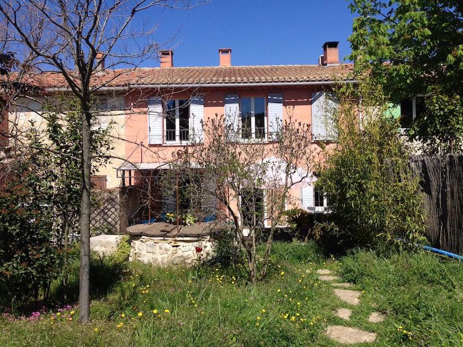 Notre maison, le corps de ferme sur la gauche nous appartient aussi, il est libre de toute occupation.