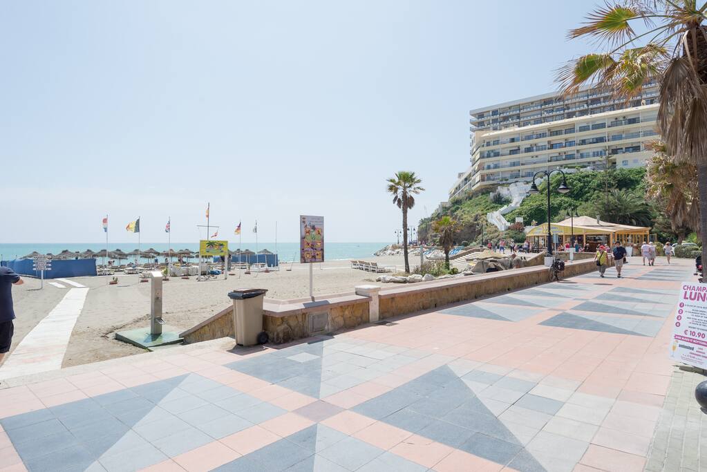 SEAFRONT BESIDE THE APARTMENT