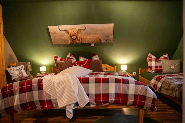 غرفة نوم توماس، وسرير مزدوج واحد وسرير مفرد. أنت مرحب بك أيضًا لاستخدامك كسرير عائلي.