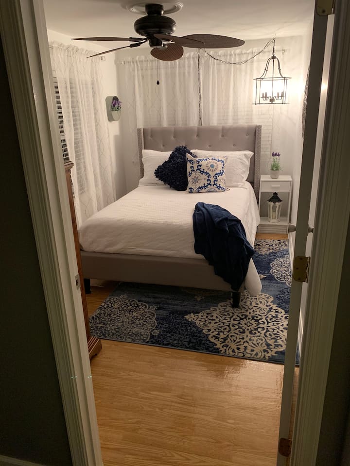 First floor bedroom. (Full)