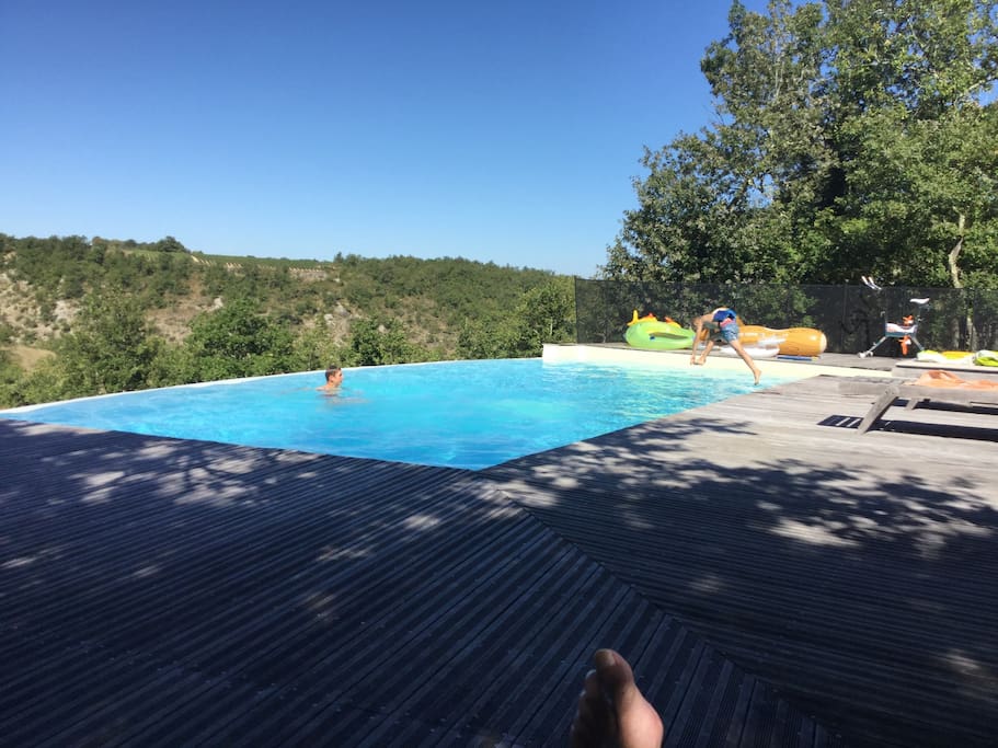 Piscine à débordement chauffée