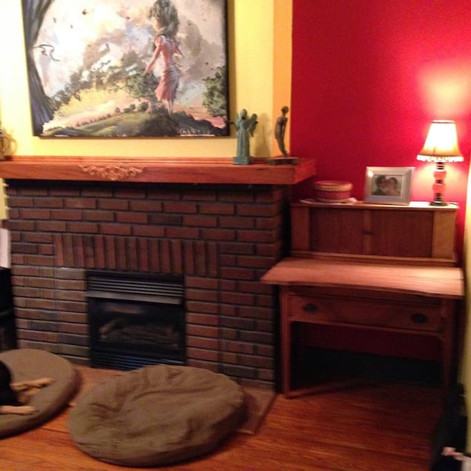 Gas fireplace and a cozy nook to catch up on email.