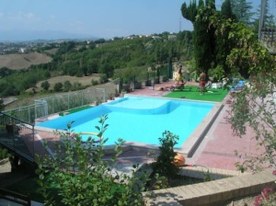 La piscina con l'angolo per bambini