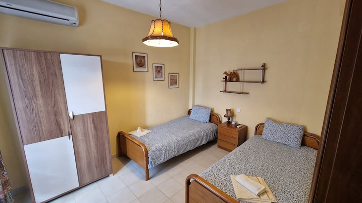 חדר בקומת הקרקע כולל 2 מיטות יחיד, בחדר הזה יש מרפסת נפרדת עם ממיר מיזוג אוויר וטלוויזיה.