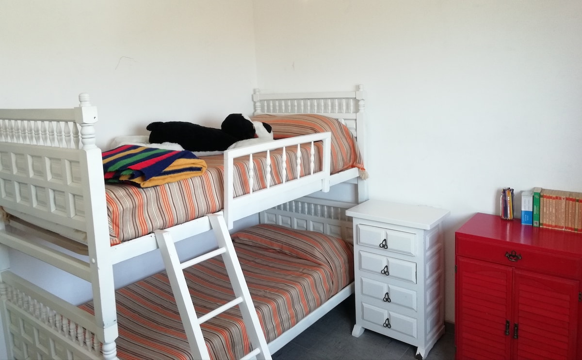 Le lit superposé peut être converti en 2 lits simples en 90.