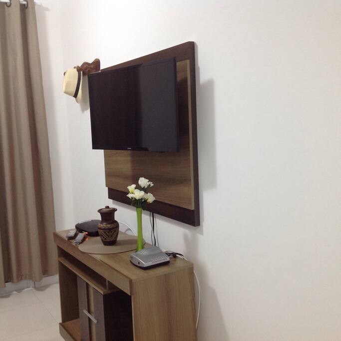 Rack con Smart tv en sala