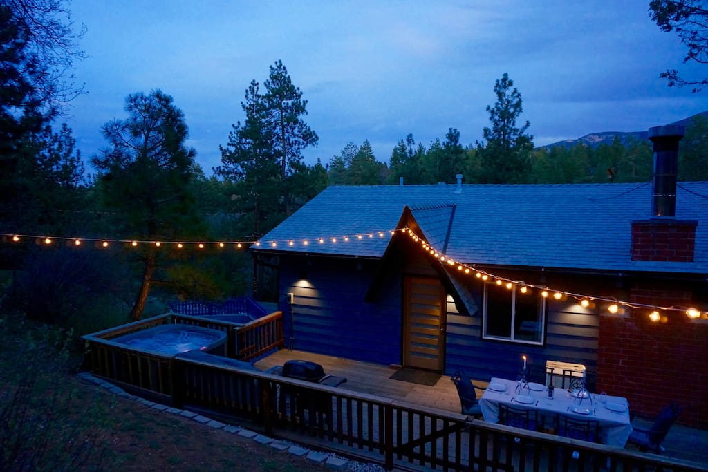 Enjoy sunset with a secluded dinner for 6 and /or jacuzzi for 5 on the back deck. The string lights really add a special atmosphere.