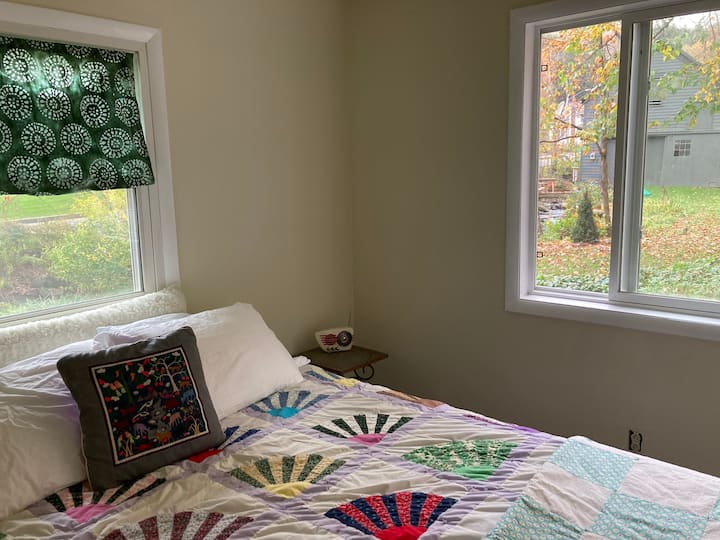 Chambre Irène au rez-de-chaussée avec lit Queen Size et accès au patio extérieur.