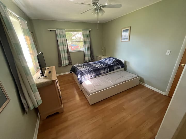 带脚轮的双人单人床的第二间客房