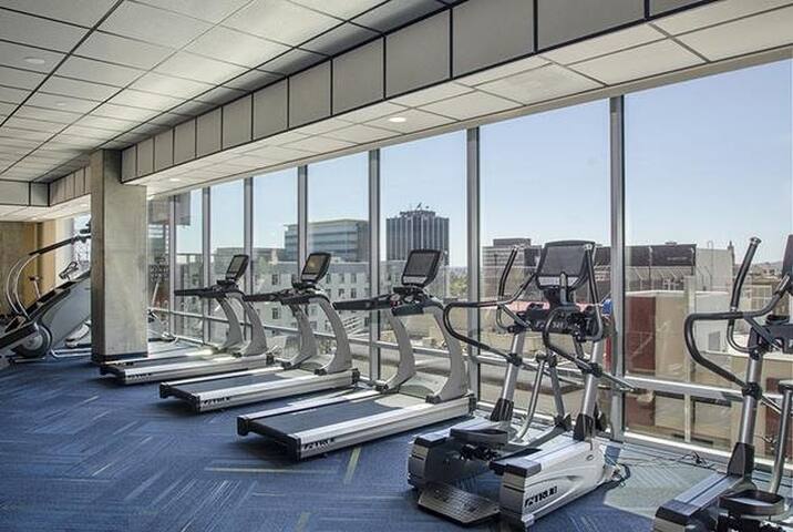 Resort Style Luxury Apartment – Amazing Location! gallery image 4