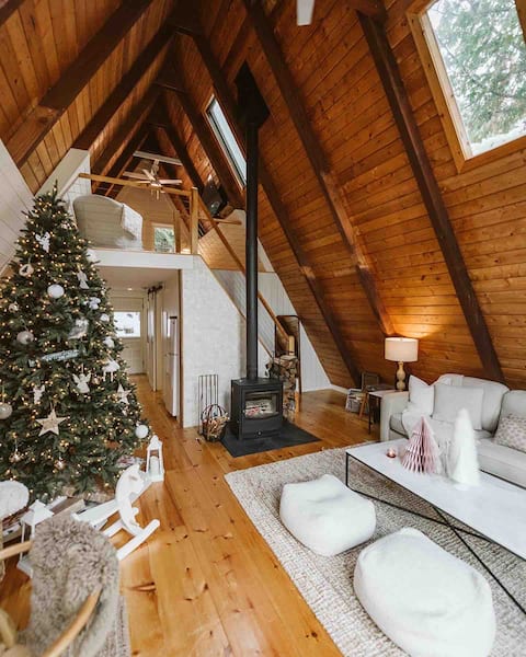 Aframe cabin by babbling brook with sauna & hottub