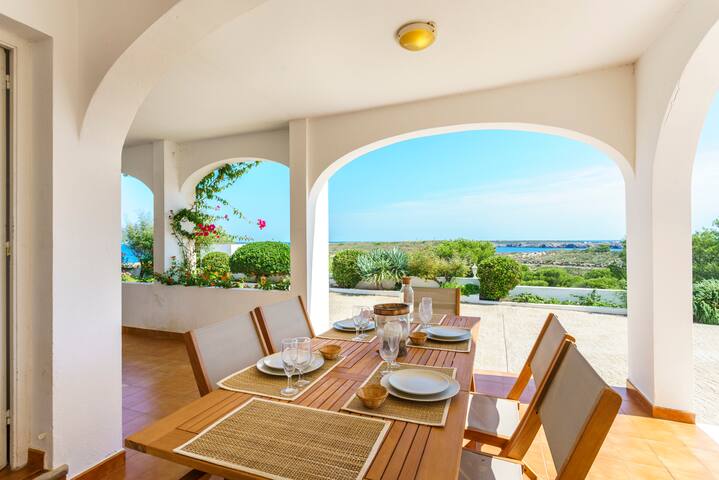 Villa recién reformada con vistas al mar gallery image 3