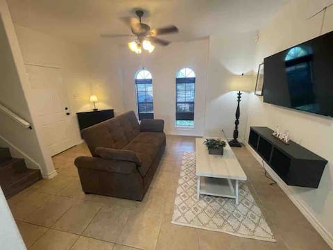 Top Airbnb: North Laredo Beautiful and Quiet Condo with Pool in Laredo