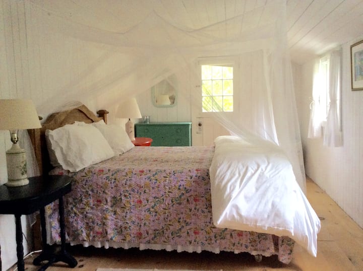 Hlavná spálňa s manželskou posteľou Queen v stodole