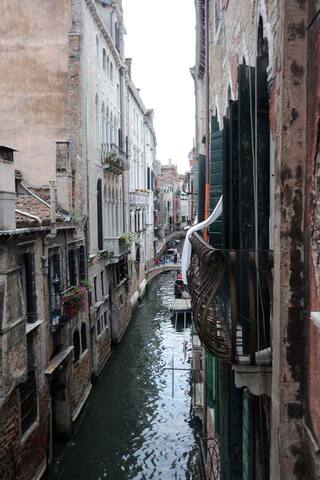 apartment in the center of Venice, canal view gallery image 2