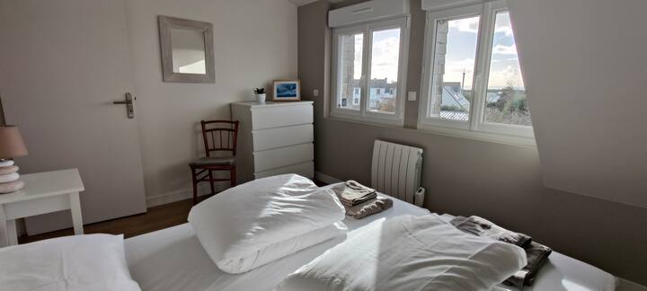 Chambre 2 :
1 grand lit de 160x200 (qui peut être séparé en deux lits simples de 80x200).