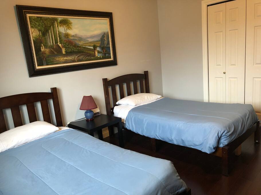 2 twin beds room