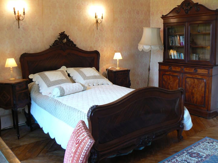 Спалня №4,  прилежаща спалня №3  с баня. Антично, но удобно спално бельо въз основа на отзивите на гостите.