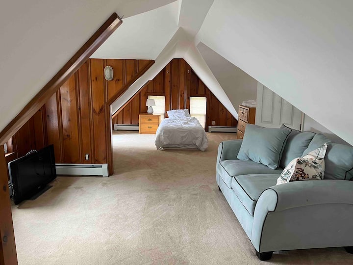 Спалня №4 (2 единични легла, 3 - ти етаж)