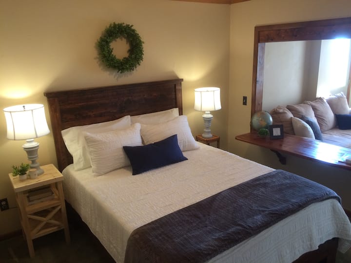Queen Bedroom Suite pic 1