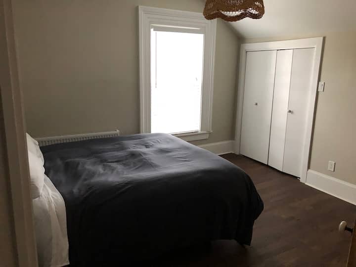 Kitanda cha malkia cha chumba cha kulala cha ghorofa ya 2