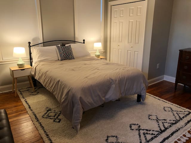 Clean and quiet room in historic Church Hill home
