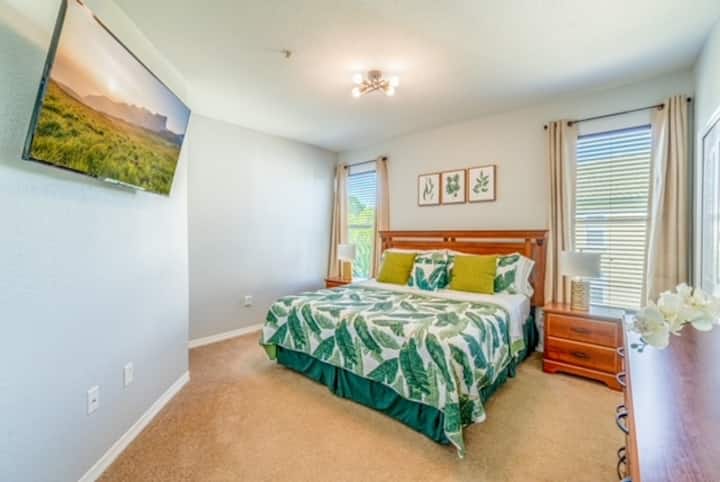 Chambre principale avec lit King Size et télévision Roku à écran plat 55"