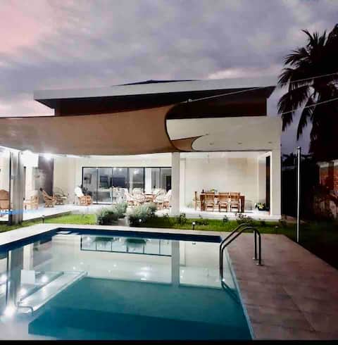 Spacious  5 Bedroom Beach House. In Salinitas