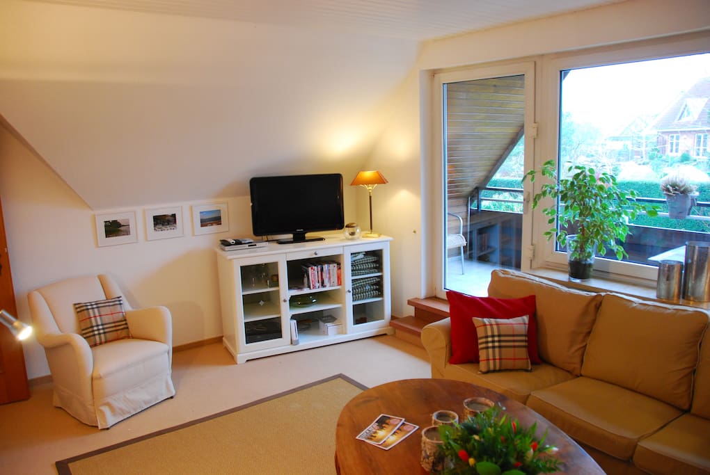 Wohnzimmer mit Fernseher und Musikanlage