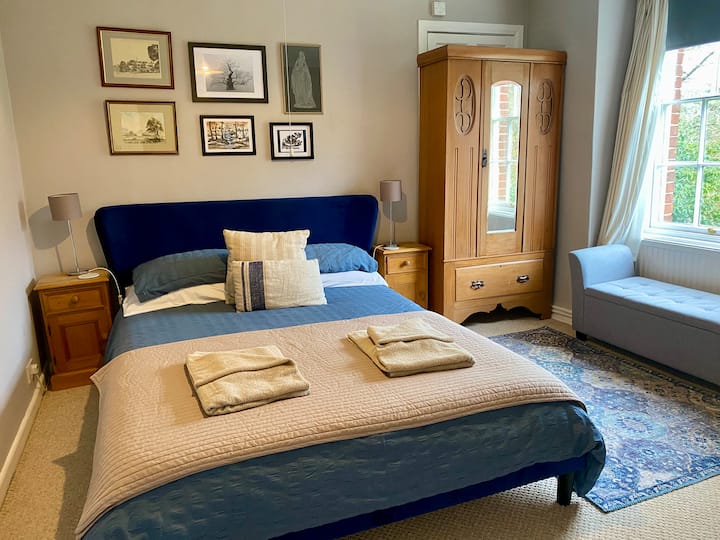 King size bedroom with garden views. Simba mattress, smart television. En-suite with shower over bath. 

Room 1