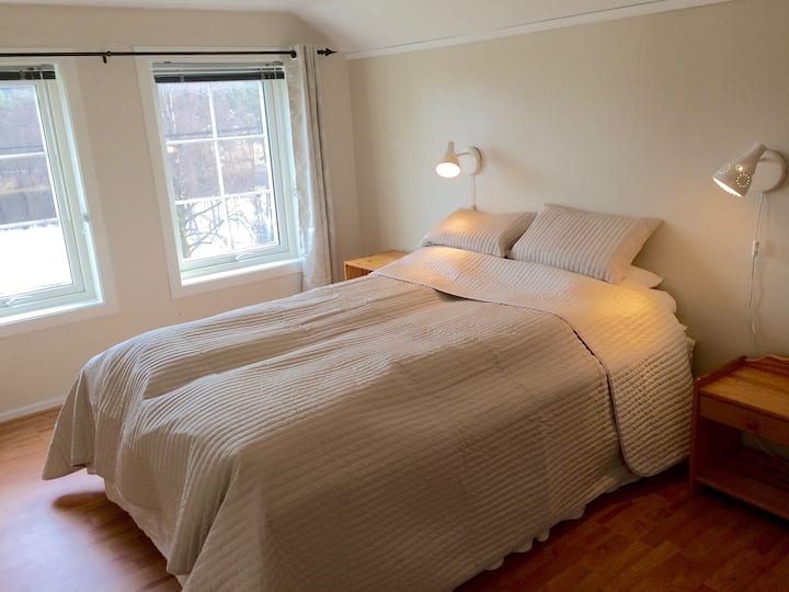 二楼的卧室，可欣赏河景。河房