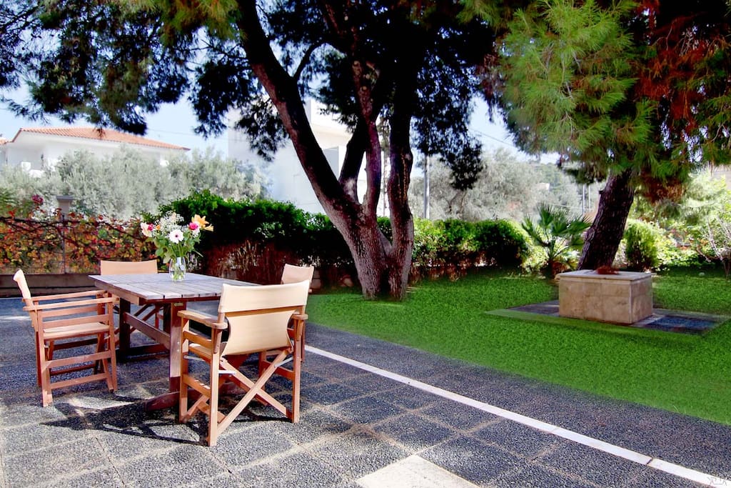 Relax in the huge garden under the shade of pine trees!