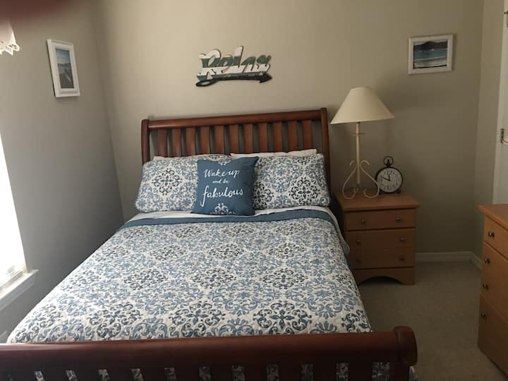 Guest bedroom, full size bed