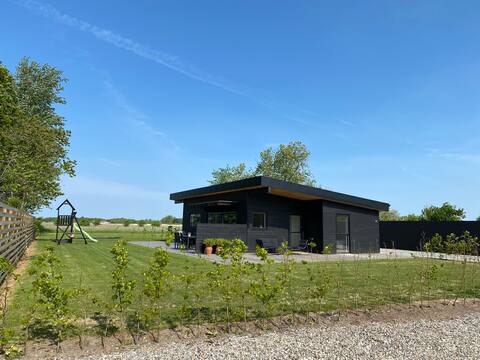 Modern cottage with wilderness bath 1km from Ribe C